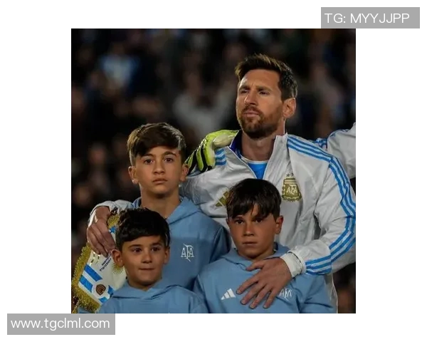 梅西与足球明星们的精彩合照展现球场友谊与激情的瞬间 梅西与足球明星们的精彩合照展现球场友谊与激情的瞬间