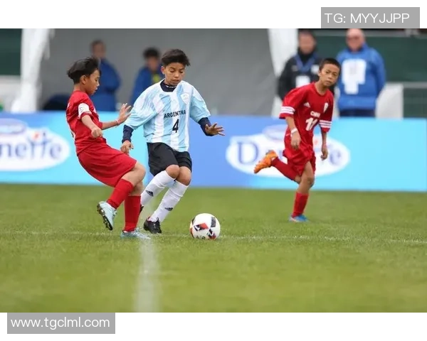 足球明星各展风采解析他们擅长的球技与战术特点 足球明星各展风采解析他们擅长的球技与战术特点